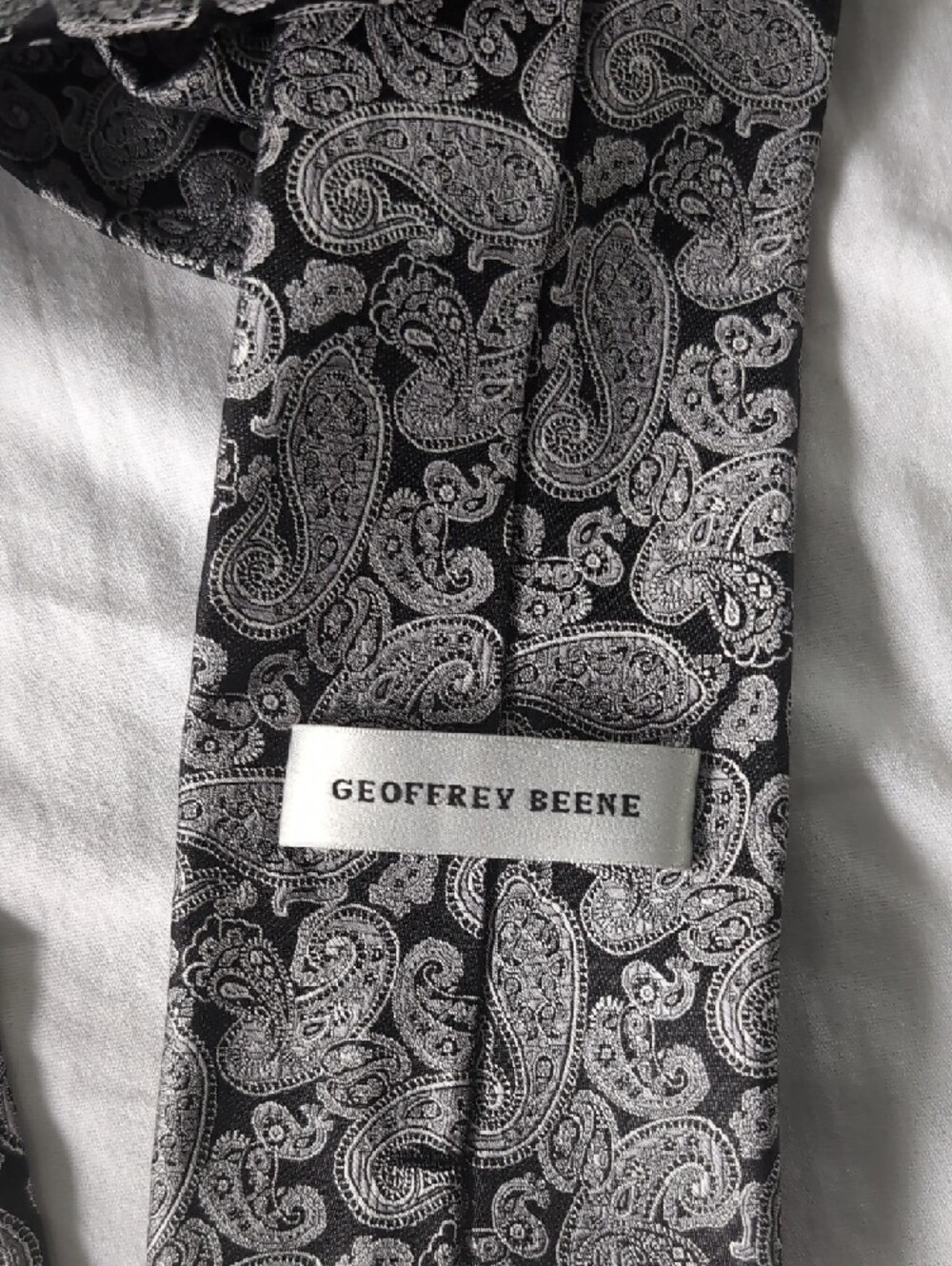 Geoffrey Beene Black and Silver Paisley Silk Tie - Picture 2 of 7